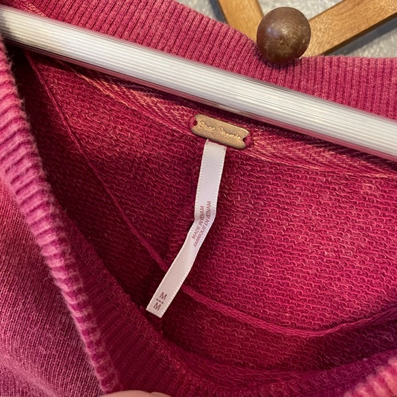 Free People Glorious cropped sweater Pullover Pink Berry Sweatshirt - Picture 3 of 6